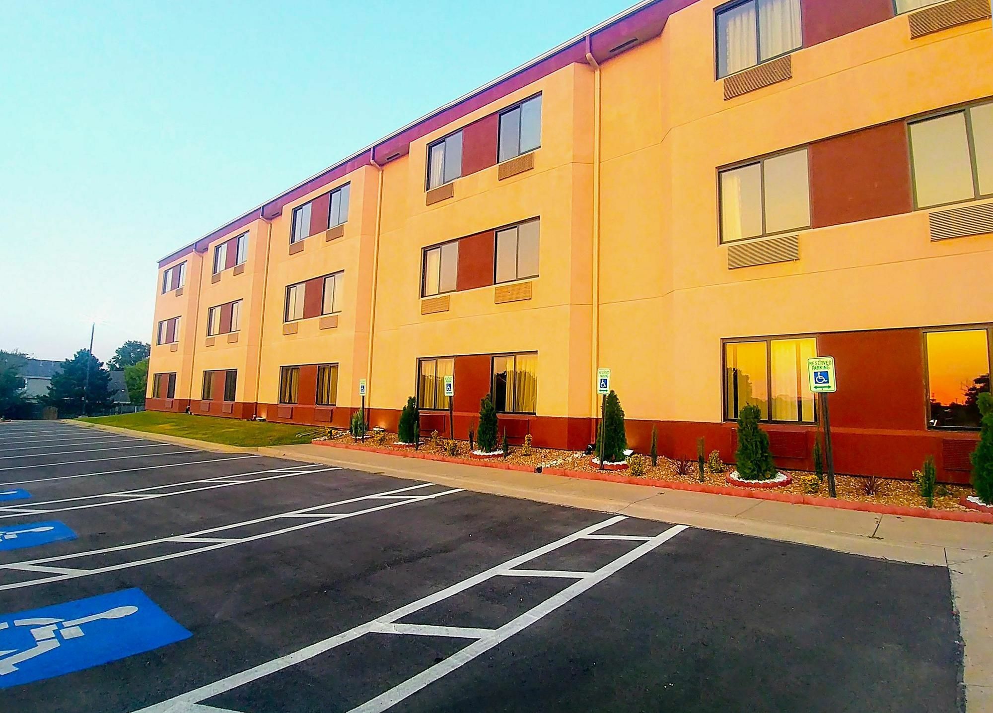 Americas Best Value Inn And Suites Lee'S Summit-Kansas City Exterior foto
